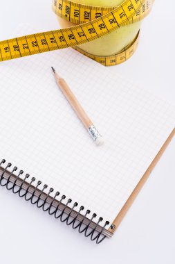 Teyp ve beyaz üstünde defter ölçümleme ile taze ve yeşil organik elma