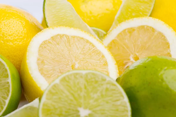 Celku a nakrájené čerstvé limetky a citrony na na bílém, Dof — Stock fotografie