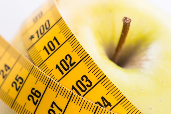 Beyaz kasette ölçümleme ile taze ve yeşil organik elma