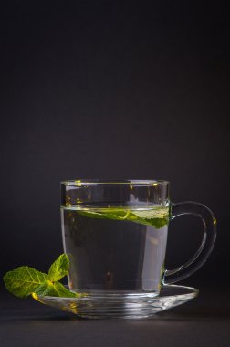 Koyu arka plan üzerine nane ve yeşil çay