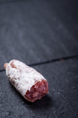 Sosis ahşap masa üzerinde parça kapalı ısırıldı