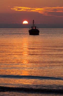 Yalnız fisher'ın tekne günbatımında