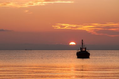 Yalnız fisher'ın tekne günbatımında
