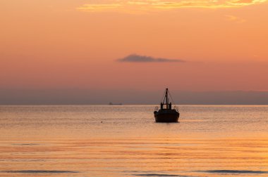 Yalnız fisher'ın tekne günbatımında