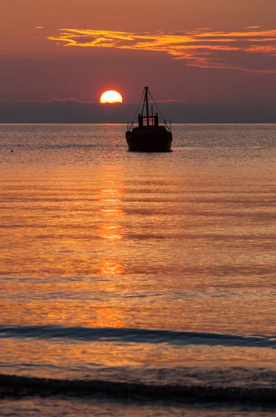 Yalnız fisher'ın tekne günbatımında