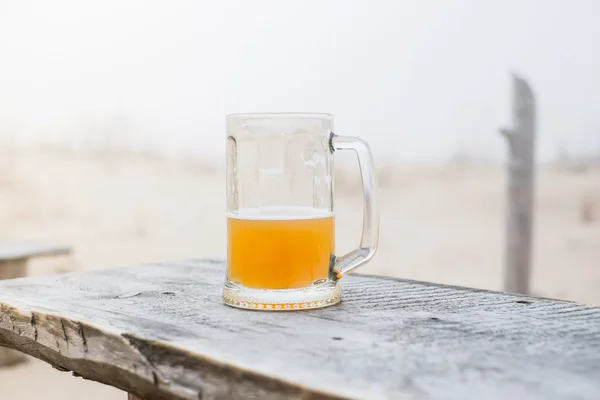 Tasse avec bière de blé sur le banc — Photo
