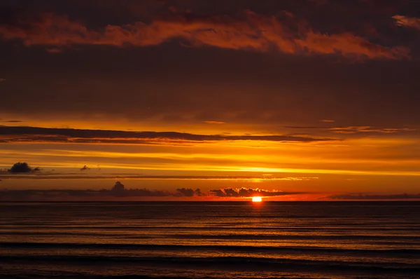 Pôr-do-sol dramático com nuvens pesadas no oceano — Fotografia de Stock