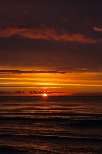 Dramatyczny zachód słońca z ciężkich chmur w Oceanie — Zdjęcie stockowe