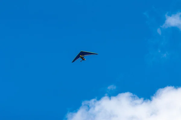 Drachenflieger in den Himmel — Stockfoto