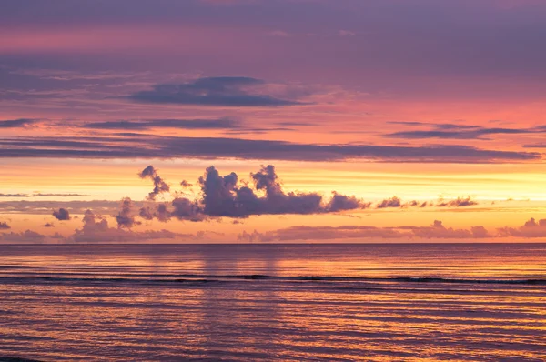 Pôr-do-sol dramático com nuvens pesadas no oceano — Fotografia de Stock