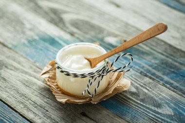 Rustik bir tablo taze yoğurt ile jar
