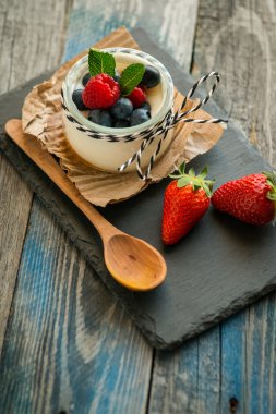 Rustik bir tablo taze yoğurt ile jar