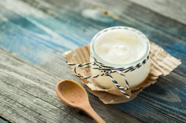 Rustik bir tablo taze yoğurt ile jar