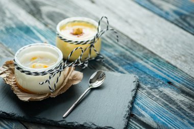Rustik bir tablo taze yoğurt ile jar