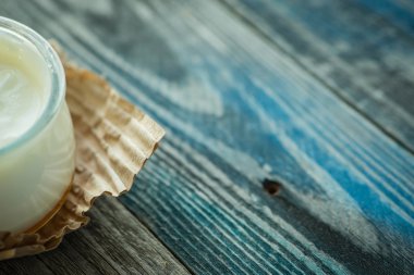 Rustik bir tablo taze yoğurt ile jar