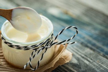 Rustik bir tablo taze yoğurt ile jar