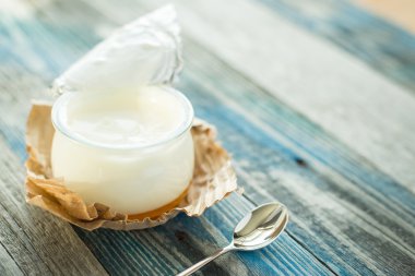 Rustik bir tablo taze yoğurt ile jar