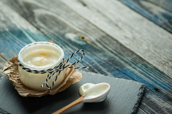 Frasco com iogurte fresco em uma mesa rústica — Fotografia de Stock