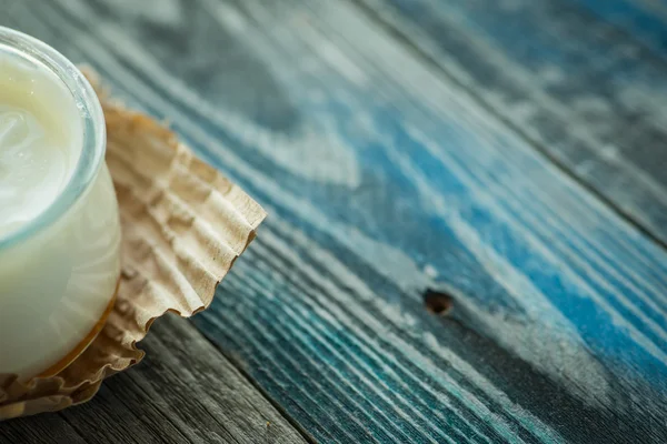 Rustik bir tablo taze yoğurt ile jar