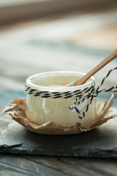 Frasco com iogurte fresco em uma mesa rústica — Fotografia de Stock