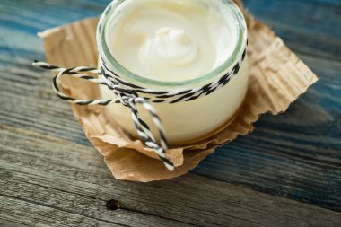 Rustik bir tablo taze yoğurt ile jar