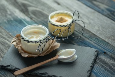 Rustik bir tablo taze yoğurt ile jar