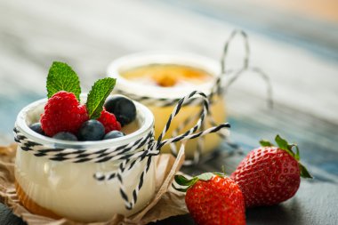 Rustik bir tablo taze yoğurt ile jar