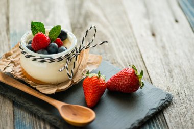 Rustik bir tablo taze yoğurt ile jar