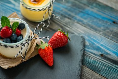 Rustik bir tablo taze yoğurt ile jar