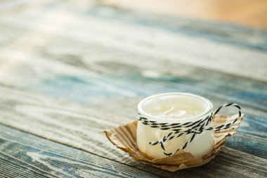 Rustik bir tablo taze yoğurt ile jar