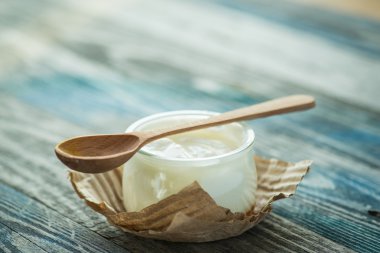 Rustik bir tablo taze yoğurt ile jar