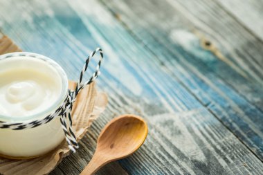 Rustik bir tablo taze yoğurt ile jar