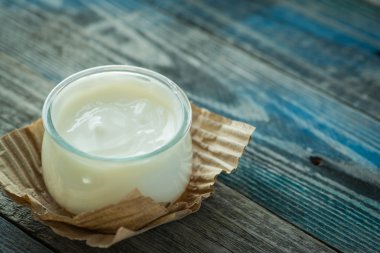 Rustik bir tablo taze yoğurt ile jar