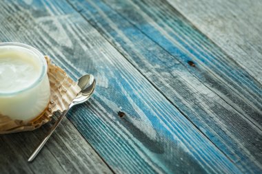 Rustik bir tablo taze yoğurt ile jar