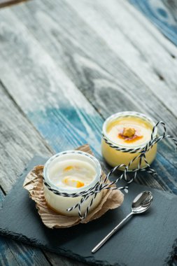 Rustik bir tablo taze yoğurt ile jar