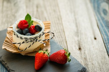 Rustik bir tablo taze yoğurt ile jar