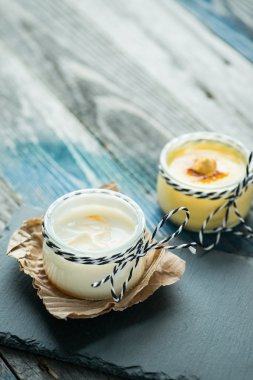 Rustik bir tablo taze yoğurt ile jar