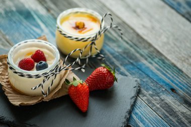 Rustik bir tablo taze yoğurt ile jar