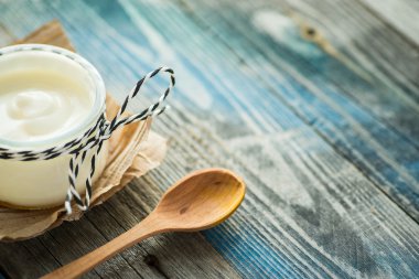 Rustik bir tablo taze yoğurt ile jar