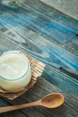 Rustik bir tablo taze yoğurt ile jar