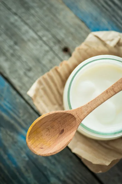 Słój z świeży jogurt w rustykalnym stylu tabeli — Zdjęcie stockowe