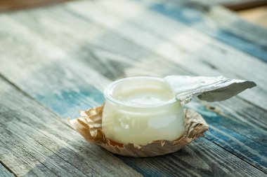 Rustik bir tablo taze yoğurt ile jar
