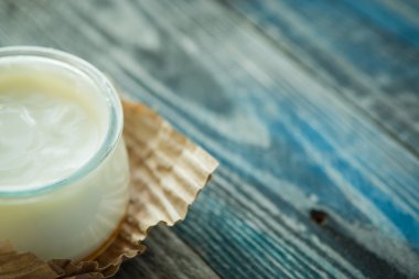 Rustik bir tablo taze yoğurt ile jar