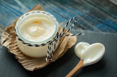 Rustik bir tablo taze yoğurt ile jar