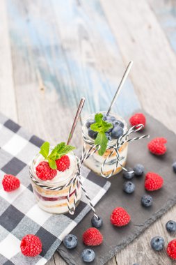 Kavanoz taze yoğurt ve masada çilek ile