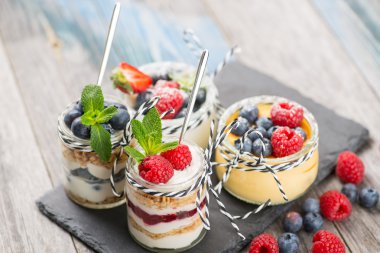 Kavanoz taze yoğurt ve masada çilek ile