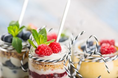 Kavanoz taze yoğurt ve masada çilek ile