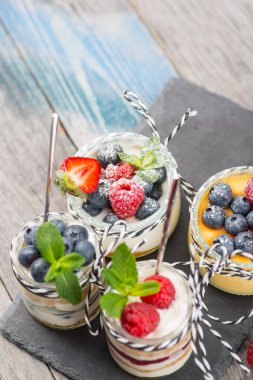 Kavanoz taze yoğurt ve masada çilek ile