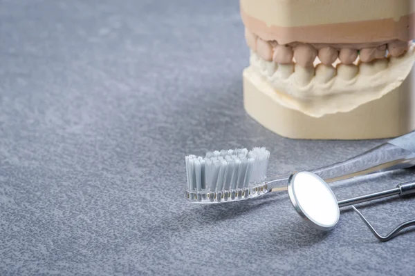 Molde de dientes con herramientas dentales y cepillo — Foto de Stock