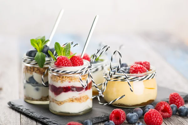 Kavanoz taze yoğurt ve masada çilek ile